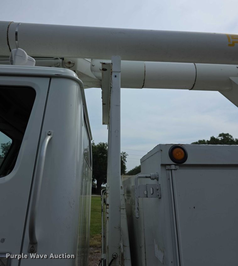 image for item EF3793 2000 International 4900 bucket truck