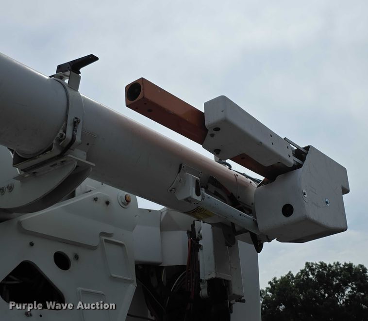 image for item EF3793 2000 International 4900 bucket truck