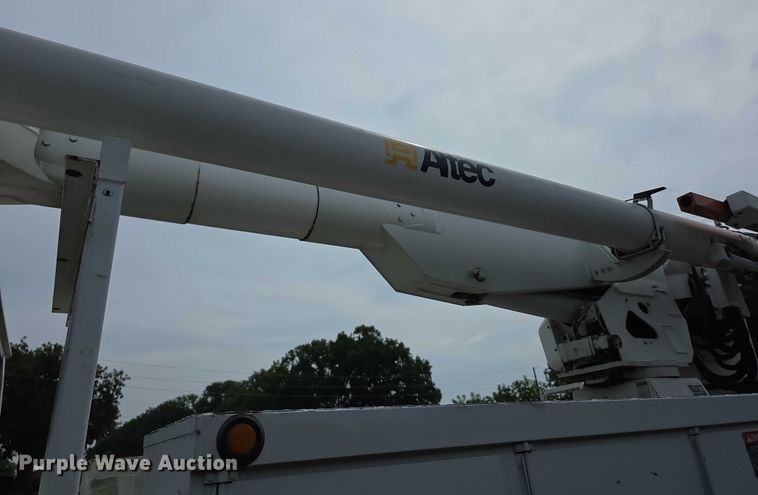 image for item EF3793 2000 International 4900 bucket truck