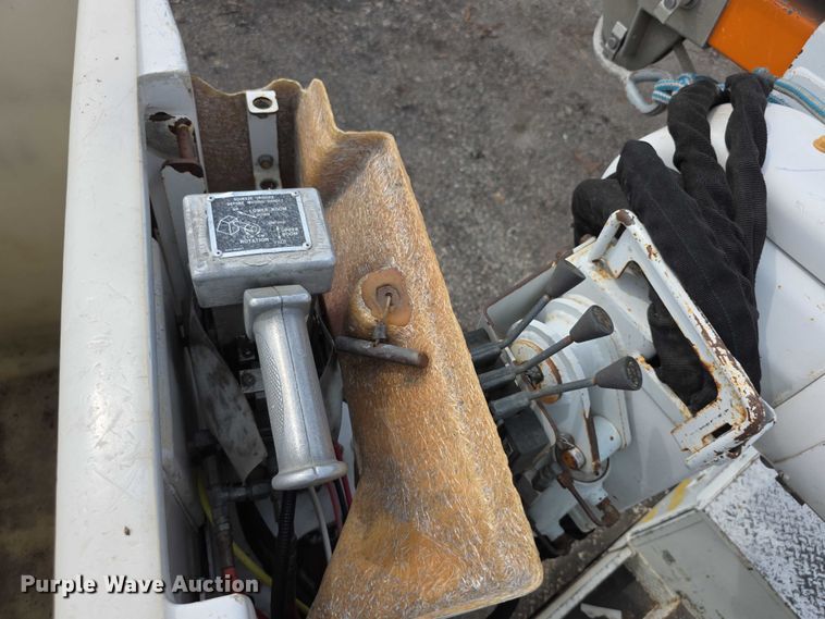 image for item EF3793 2000 International 4900 bucket truck