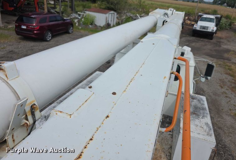 image for item EF3793 2000 International 4900 bucket truck