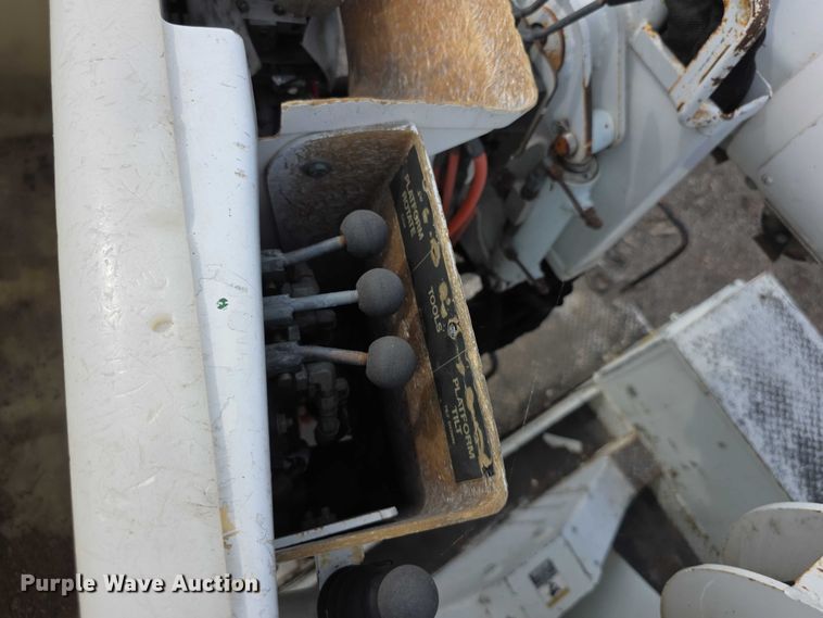 image for item EF3793 2000 International 4900 bucket truck