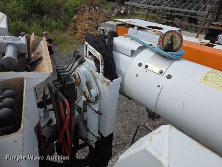 image for item EF3793 2000 International 4900 bucket truck