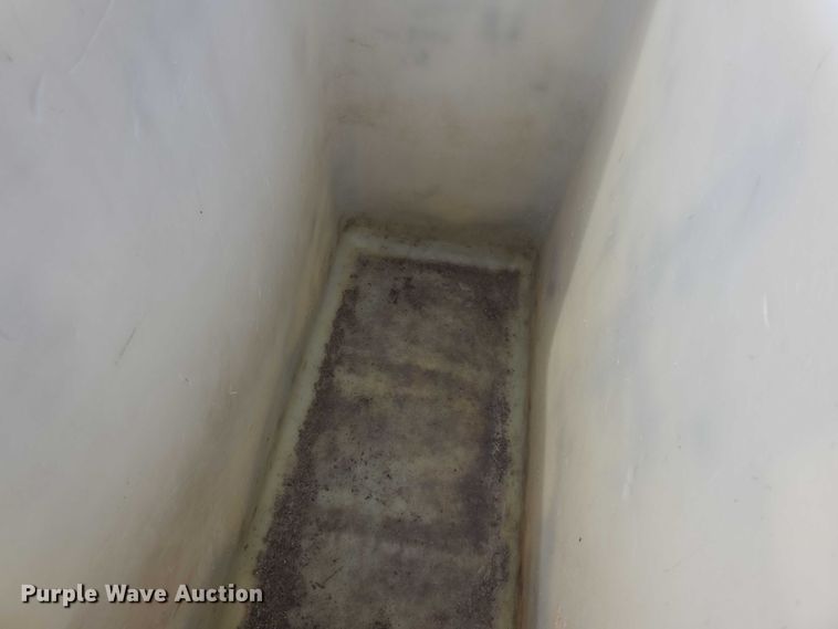 image for item EF3793 2000 International 4900 bucket truck