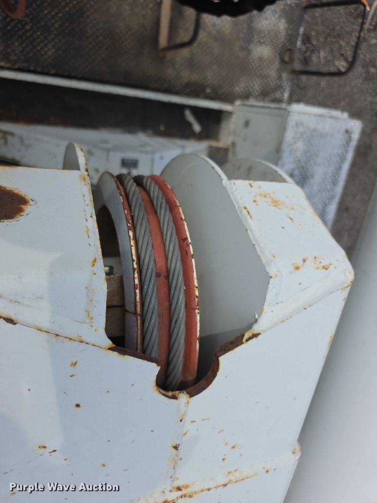 image for item EF3793 2000 International 4900 bucket truck