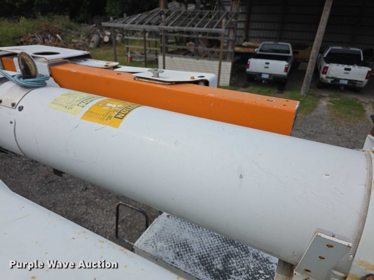 image for item EF3793 2000 International 4900 bucket truck