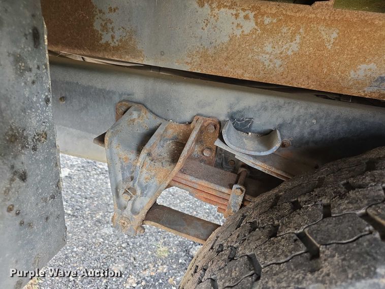 image for item EF3793 2000 International 4900 bucket truck