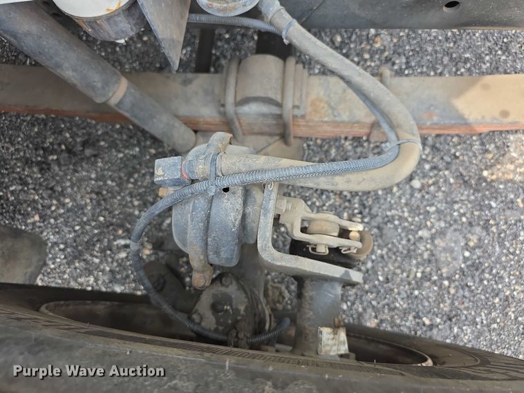 image for item EF3793 2000 International 4900 bucket truck