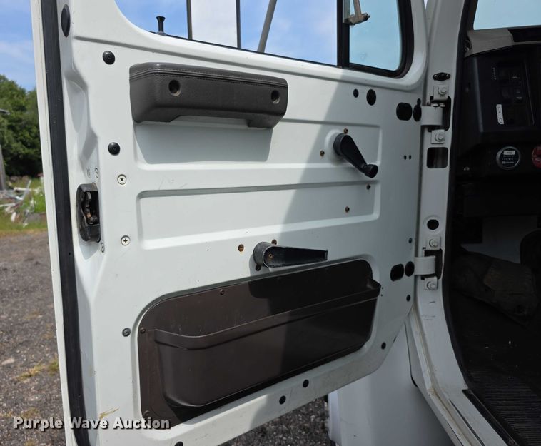 image for item EF3793 2000 International 4900 bucket truck