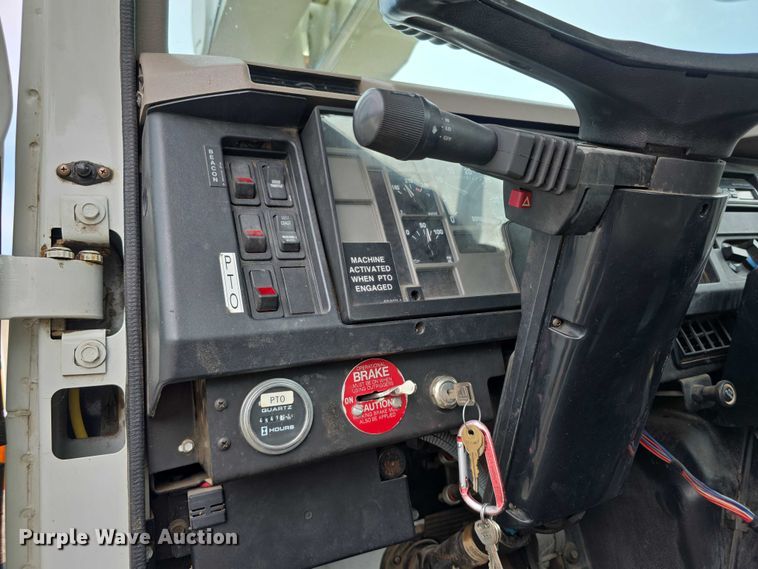 image for item EF3793 2000 International 4900 bucket truck