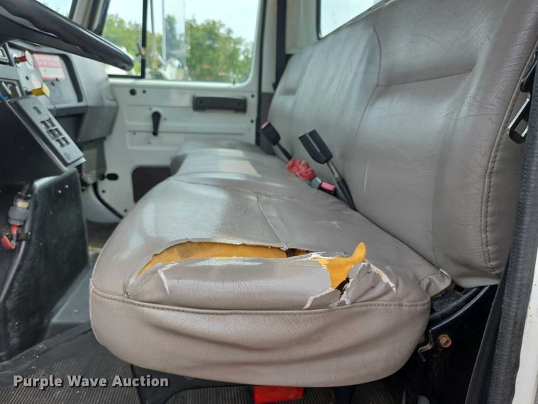 image for item EF3793 2000 International 4900 bucket truck