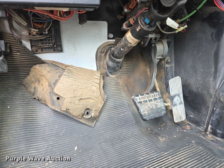 image for item EF3793 2000 International 4900 bucket truck