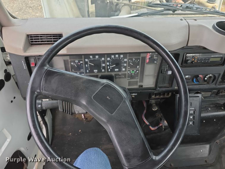 image for item EF3793 2000 International 4900 bucket truck