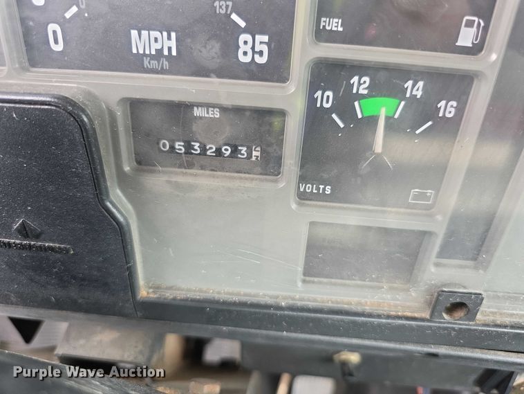 image for item EF3793 2000 International 4900 bucket truck