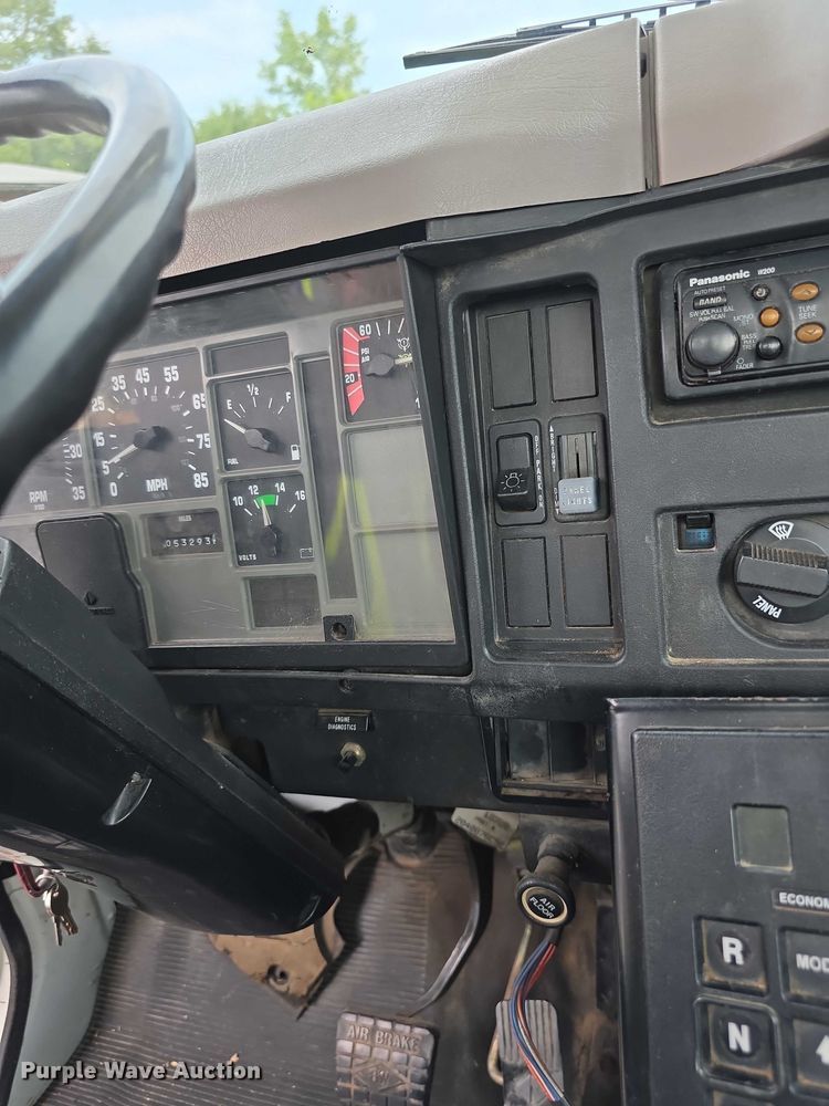 image for item EF3793 2000 International 4900 bucket truck