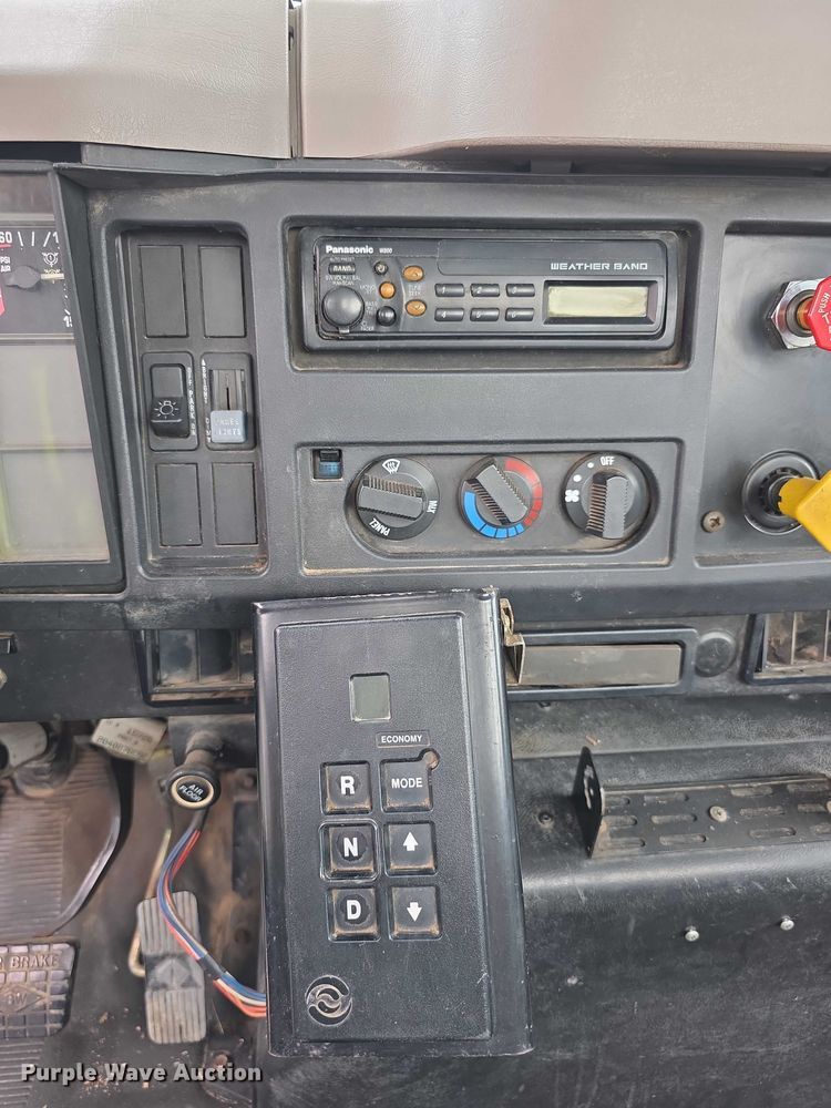 image for item EF3793 2000 International 4900 bucket truck