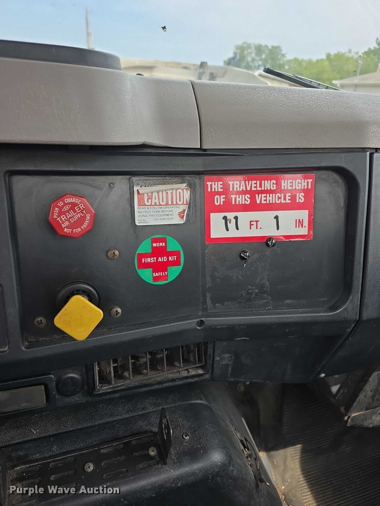 image for item EF3793 2000 International 4900 bucket truck