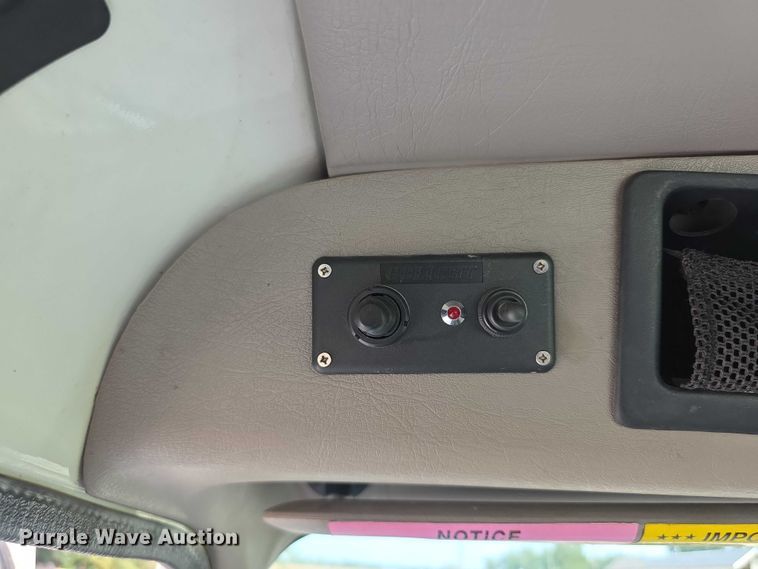 image for item EF3793 2000 International 4900 bucket truck