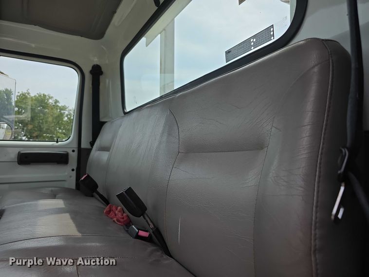 image for item EF3793 2000 International 4900 bucket truck