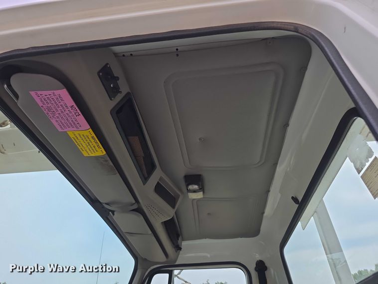 image for item EF3793 2000 International 4900 bucket truck