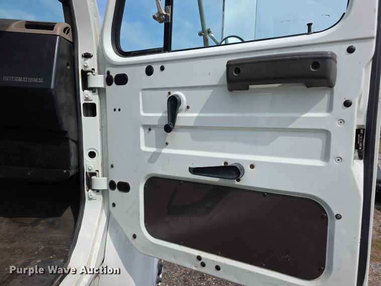 image for item EF3793 2000 International 4900 bucket truck