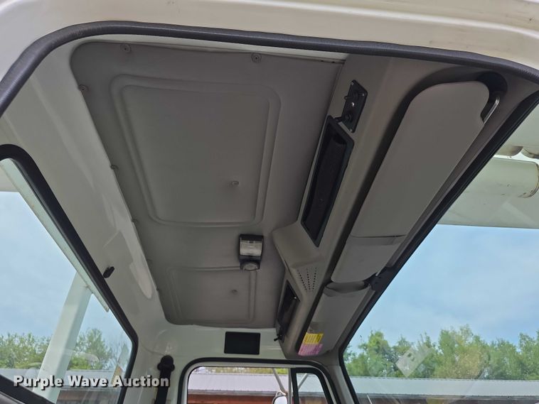 image for item EF3793 2000 International 4900 bucket truck