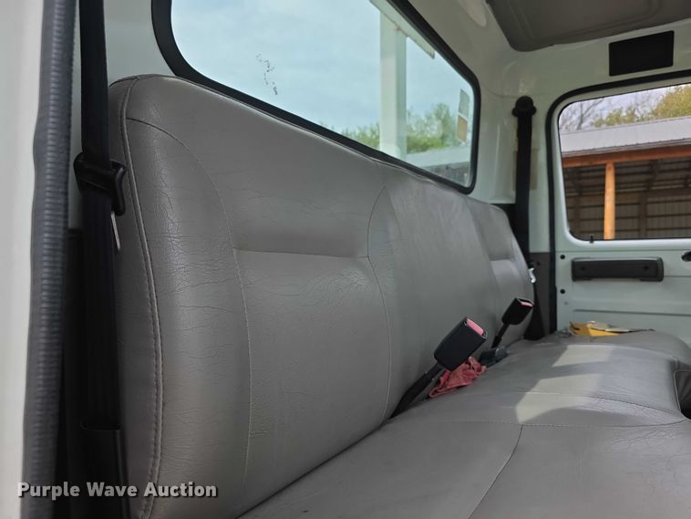 image for item EF3793 2000 International 4900 bucket truck