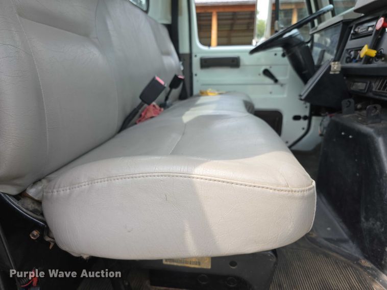 image for item EF3793 2000 International 4900 bucket truck