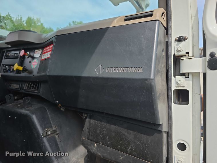 image for item EF3793 2000 International 4900 bucket truck