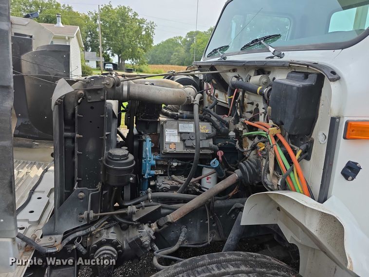 image for item EF3793 2000 International 4900 bucket truck