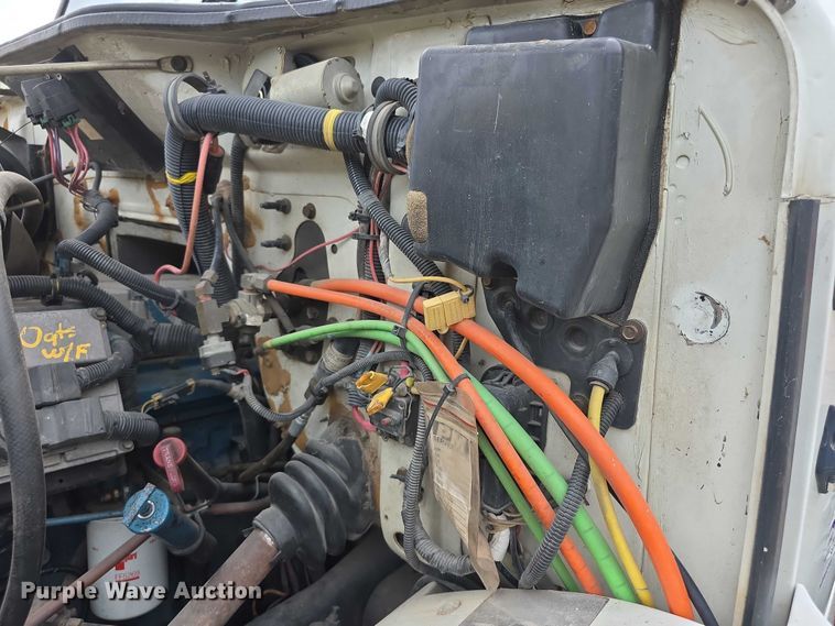 image for item EF3793 2000 International 4900 bucket truck