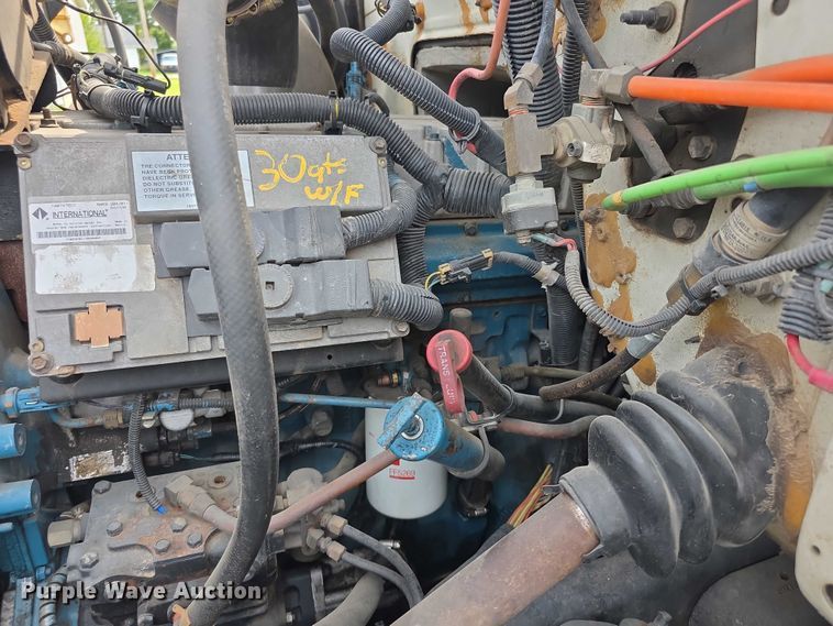 image for item EF3793 2000 International 4900 bucket truck