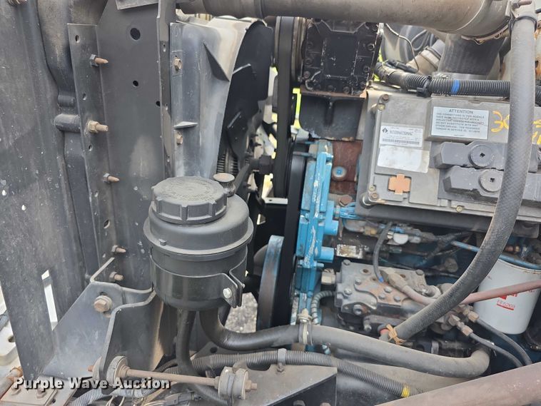 image for item EF3793 2000 International 4900 bucket truck