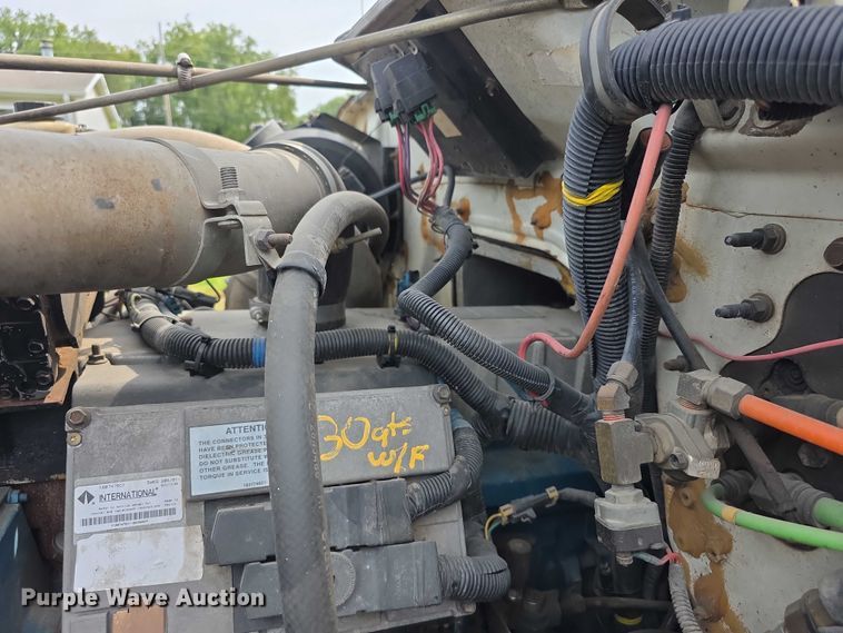 image for item EF3793 2000 International 4900 bucket truck