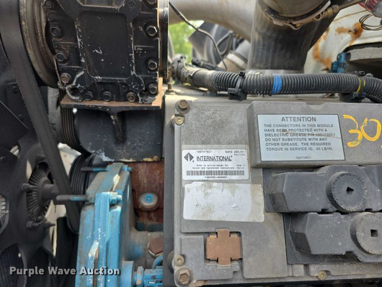 image for item EF3793 2000 International 4900 bucket truck