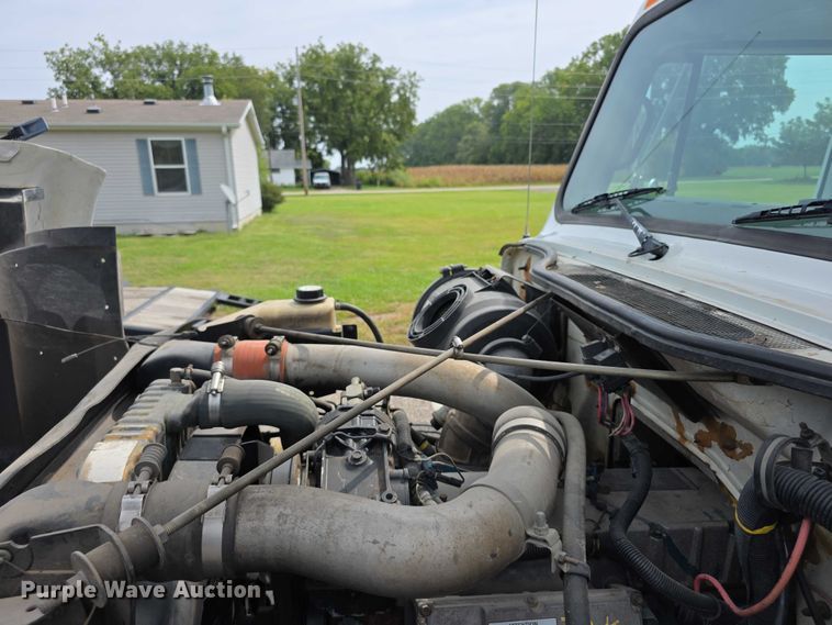 image for item EF3793 2000 International 4900 bucket truck