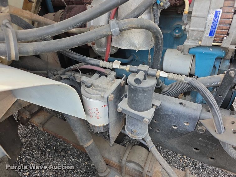 image for item EF3793 2000 International 4900 bucket truck