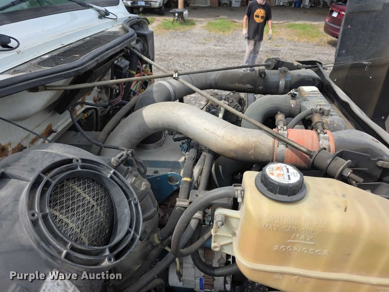 image for item EF3793 2000 International 4900 bucket truck