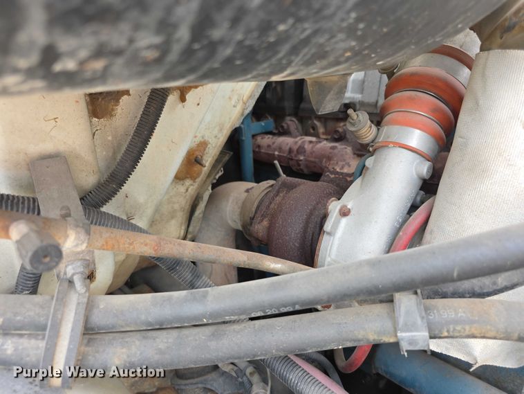 image for item EF3793 2000 International 4900 bucket truck