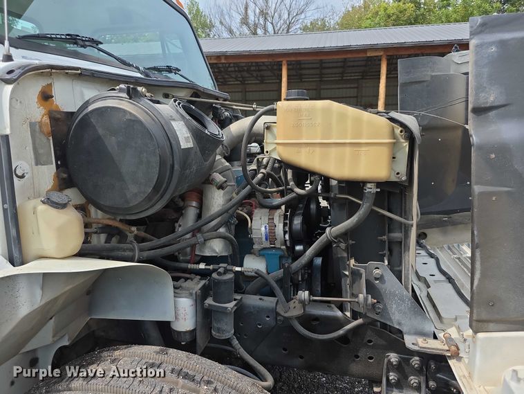 image for item EF3793 2000 International 4900 bucket truck