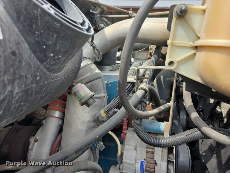 image for item EF3793 2000 International 4900 bucket truck