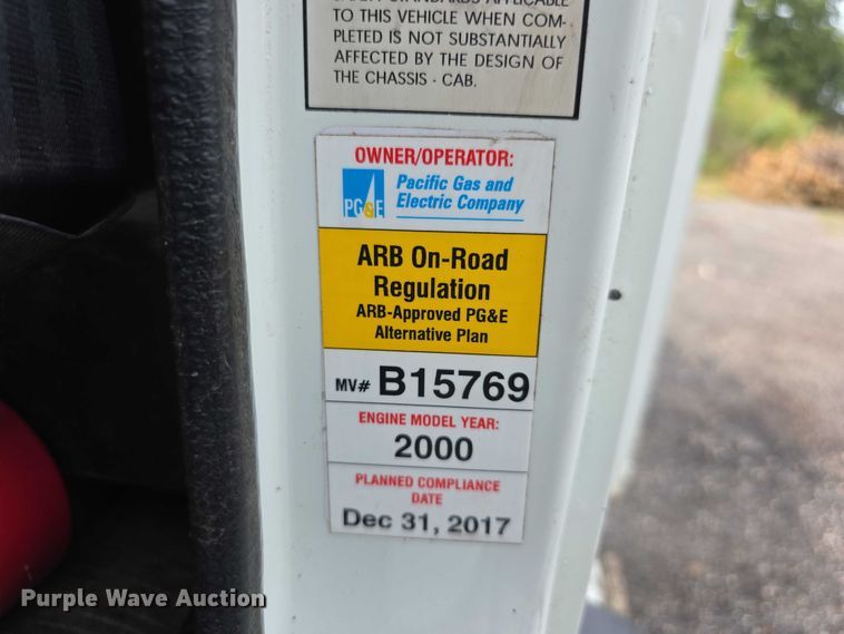 image for item EF3793 2000 International 4900 bucket truck