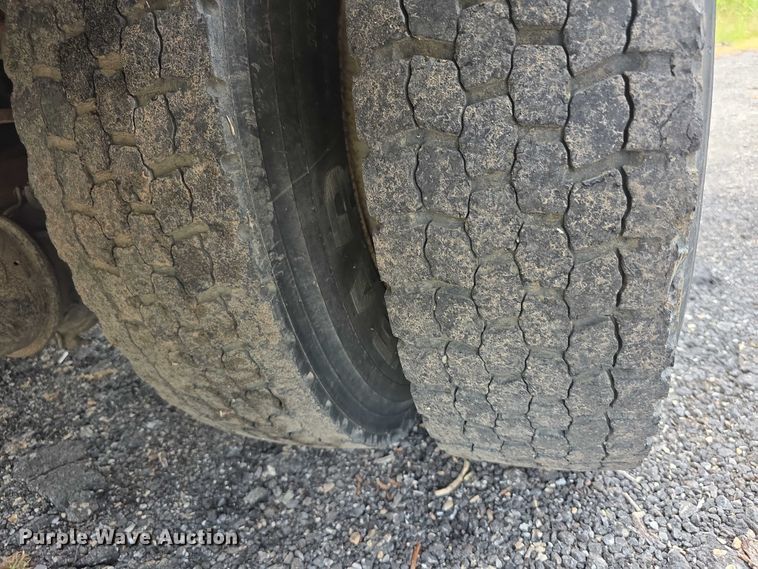 image for item EF3793 2000 International 4900 bucket truck