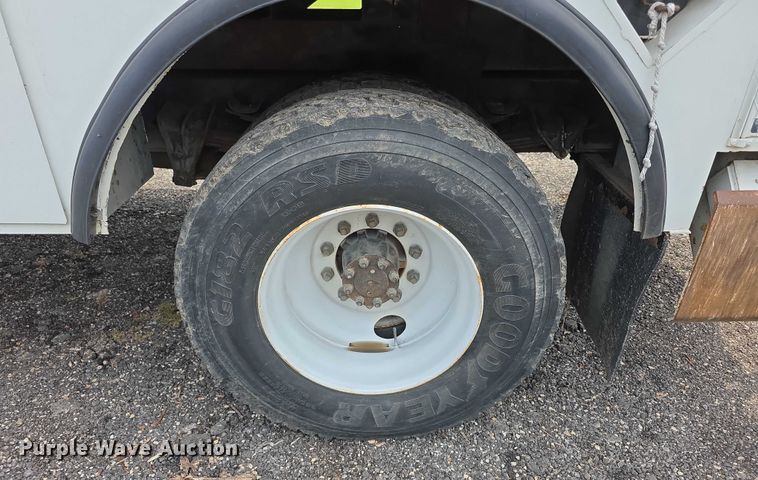 image for item EF3793 2000 International 4900 bucket truck