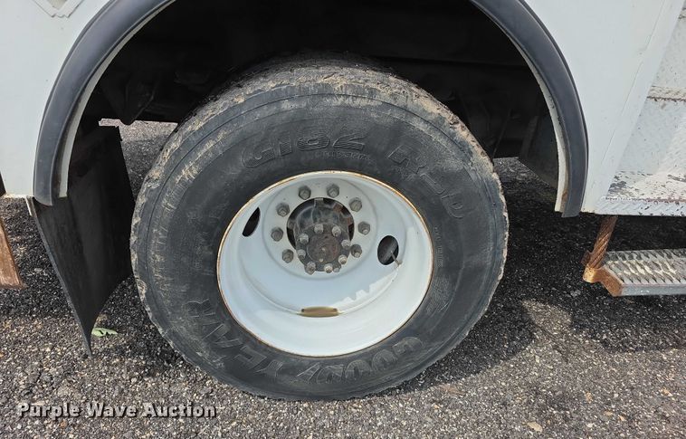 image for item EF3793 2000 International 4900 bucket truck