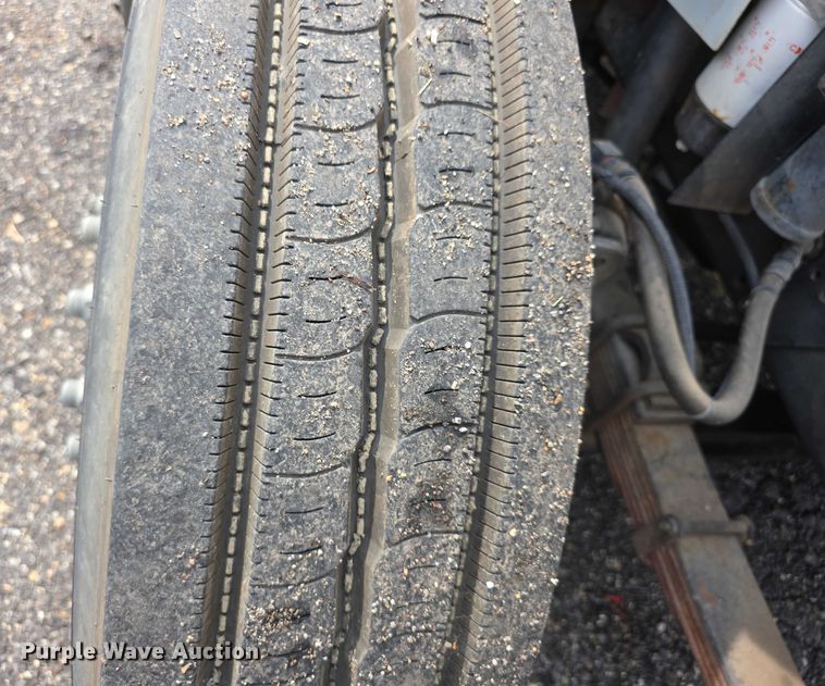 image for item EF3793 2000 International 4900 bucket truck