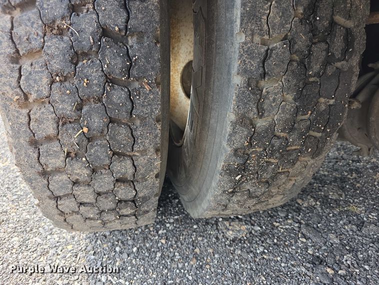 image for item EF3793 2000 International 4900 bucket truck