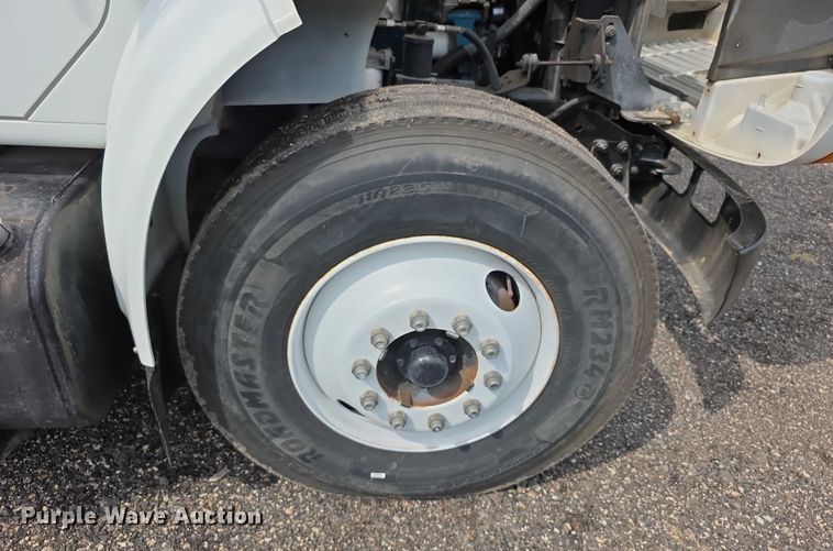 image for item EF3793 2000 International 4900 bucket truck