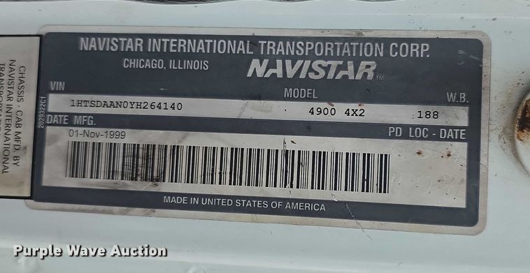 image for item EF3793 2000 International 4900 bucket truck