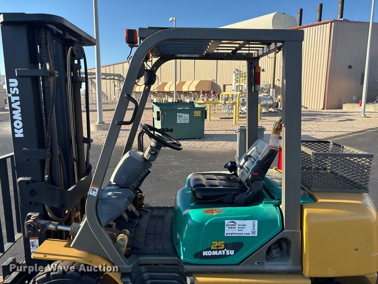 image for item EF6072 Komatsu F G25T-14 forklift